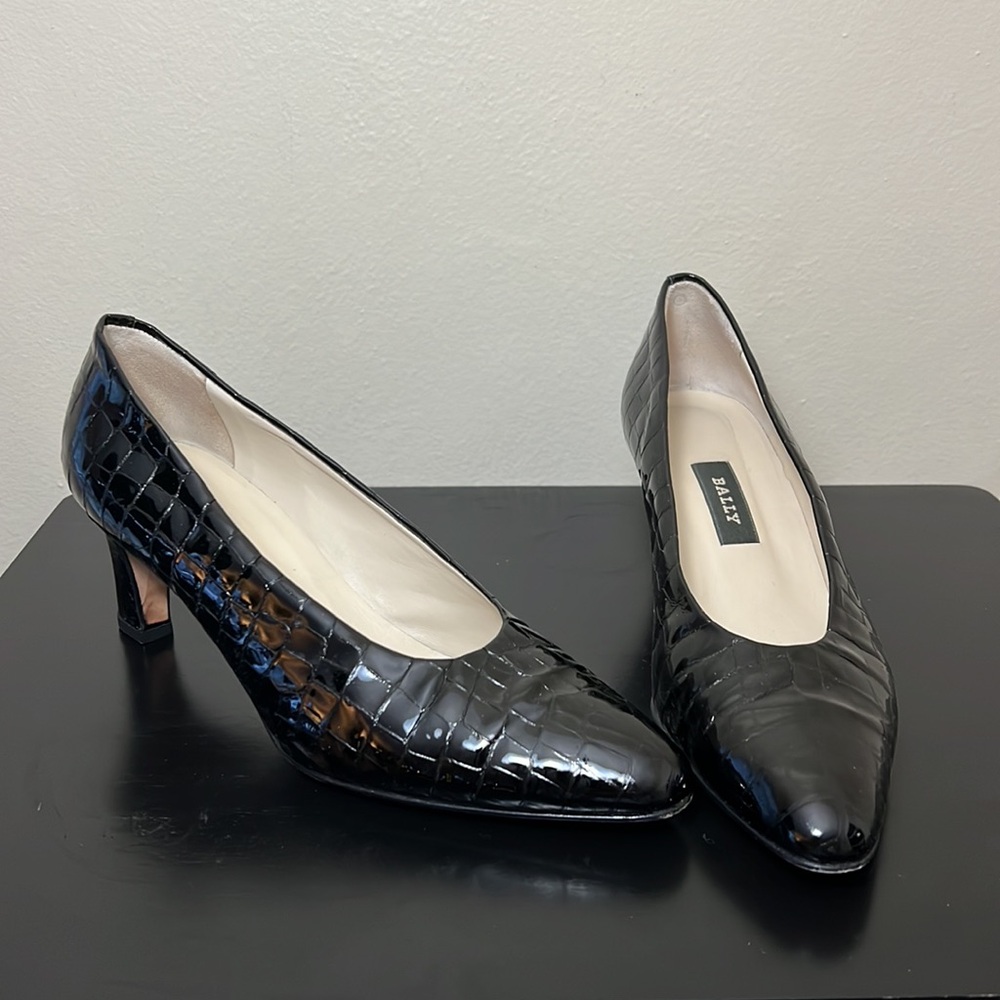 Bally - Black heels - 10 - Good Used Condition

*Scratch on heel, see photo.